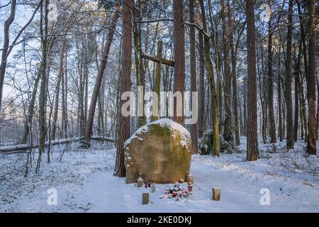 Glazialerratische auf dem Friedhof des Ersten Weltkrieges Rogow-Dorf in der Woiwodschaft Lodzkie Polens Stockfoto