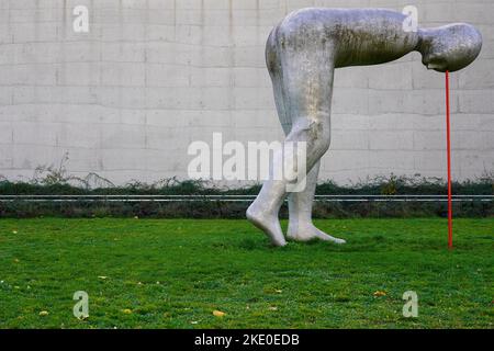 Skulptur Present Continuous von Henk Visch vor dem Eingang des Staatlichen Museums für Ägyptische Kunst in München. Stockfoto