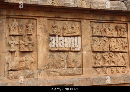 Thanjavur, Tamil Nadu, Indien - 31. Oktober 2022: Eine Steinmauer mit einer Schnitzerei hinduistischer Gottheiten im alten Tempel von Tanjore. Stockfoto