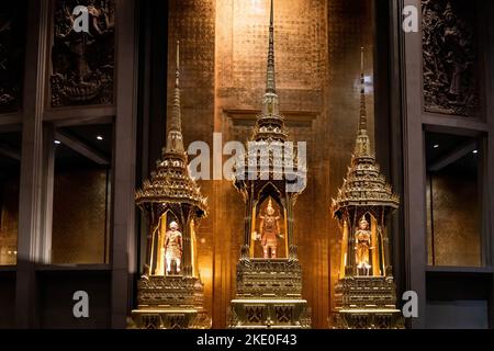 Bangkok, Thailand. 09.. November 2022. Königliche Ornamente werden als Dekoration in der Eingangshalle des Aksra-Theaters in Bangkok gesehen. Plus-Size-Frauen, nicht-binäre und Transgender-Teilnehmer konkurrieren im Aksra Theater in Miss Plus Size Thailand, auch bekannt als Miss Krungthong 2022. Kredit: SOPA Images Limited/Alamy Live Nachrichten Stockfoto