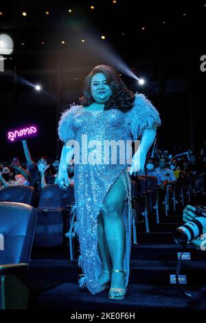 Bangkok, Thailand. 09.. November 2022. Ein einflussreicher Fan kommt beim Miss Plus Size Thailand Wettbewerb mit Couture an. Plus-Size-Frauen, nicht-binäre und Transgender-Teilnehmer konkurrieren im Aksra Theater in Miss Plus Size Thailand, auch bekannt als Miss Krungthong 2022. Kredit: SOPA Images Limited/Alamy Live Nachrichten Stockfoto