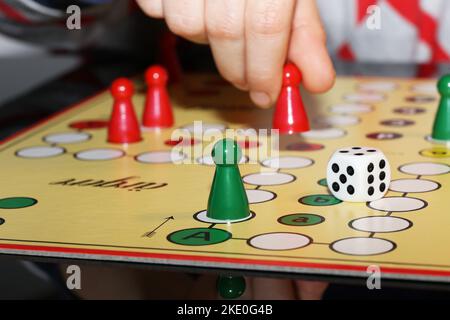 Symbolbild: Familie spielt Mensch ärgere Dich nicht („Donn´t Get Angry“, bekanntes deutsches Spiel) Stockfoto