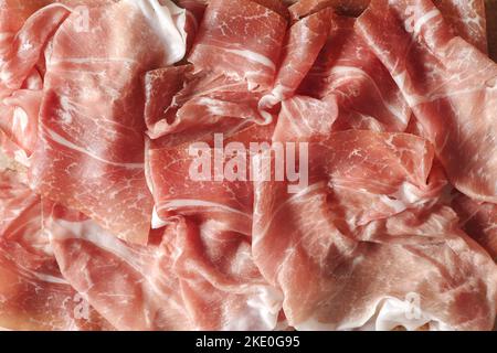 Nahaufnahme von Würfelscheiben des Prosciutto di Parma. Draufsicht. Stockfoto