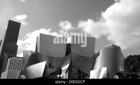 Eine Graustufenaufnahme der Außenseite der Walt Disney Concert Hall in Los Angeles, Kalifornien Stockfoto