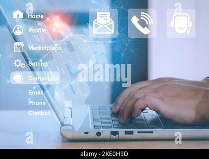 Kunde, der den Online-Kundendienst mit Chat bot nutzt, um Support zu erhalten. Live-Chat mit künstlicher Intelligenz und CRM-Software-Automatisierungstechnologie Stockfoto