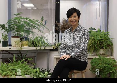 Ministerin für Wohnungswesen, Frau Wing-yin, im Wohnungsbüro am Immigration Tower in Wanchai. 04AUG22 SCMP/Jonathan Wong Stockfoto