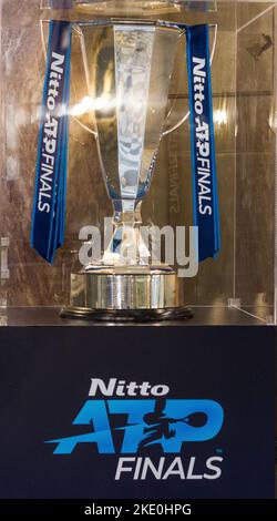 Turin, Italien. 9.. November 2022. Die ATP Finale Trophy ist vor dem Start der Meisterschaft in Turin zu sehen. ATP Finals ist die Saison-End-Meisterschaft der Association of Tennis Professionals. Kredit: Marco Destefanis/Alamy Live Nachrichten Stockfoto