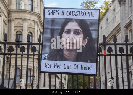 London, England, Großbritannien. 9.. November 2022. Eine Protesterin vor der Downing Street hält ein Plakat mit der Aufforderung zur Entfernung von Innenministerin Suella Braverman. Die Portester der Anti-Tory-Regierung versammelten sich in Westminster, als Rishi Sunak den Fragen des Premierministers gegenüberstand. (Bild: © Vuk Valcic/ZUMA Press Wire) Bild: ZUMA Press, Inc./Alamy Live News Stockfoto