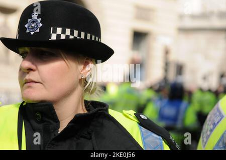 Frontansicht der WPC-Polizistin bei den Gipfelprotesten in London G20 an der U-Bahnstation Bank in der City of London, England. Stockfoto