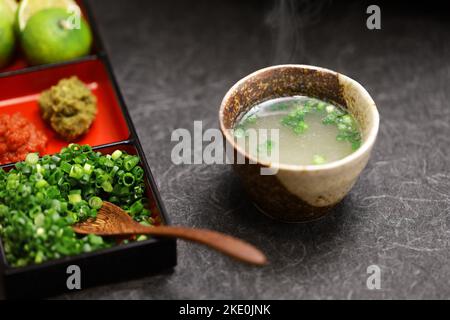 Mizutaki, japanischer Chicken Hot Pot; serviert die Suppe Stockfoto