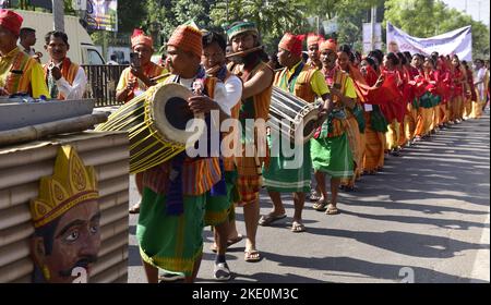 Guwahati, Guwahati, Indien. 9.. November 2022. Kulturtruppe, die an einer Kulturprozession im Rahmen der Silberjubiläum-Feier von Srimanta Sankardeva Kalakshetra in Guwahati Assam India am Mittwoch, 9.. November 2022, teilnimmt (Bildquelle: © Dasarath Deka/ZUMA Press Wire) Stockfoto