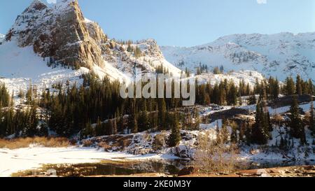 Schneebedeckter Sundial Peak am Lake Blanche Stockfoto