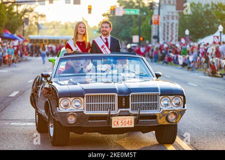 Oklahoma, OCT 15 2022 - Royalty Student in Homecoming Parade Stockfoto