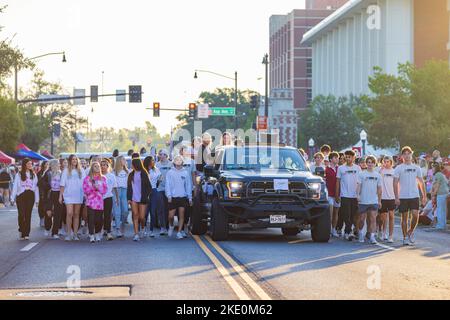 Oklahoma, Okt 15 2022 - Student Walking in Homecoming Parade Stockfoto