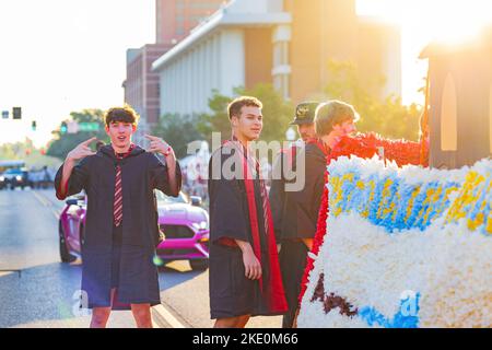 Oklahoma, Okt 15 2022 - Student Walking in Homecoming Parade Stockfoto