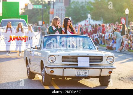 Oklahoma, OCT 15 2022 - Royalty Student in Homecoming Parade Stockfoto