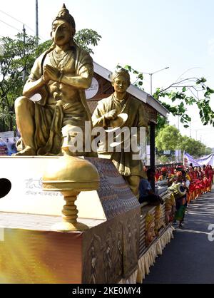 Guwahati, Guwahati, Indien. 9.. November 2022. Kulturtruppe, die an einer Kulturprozession im Rahmen der Silberjubiläum-Feier von Srimanta Sankardeva Kalakshetra in Guwahati Assam India am Mittwoch, 9.. November 2022, teilnimmt (Bildquelle: © Dasarath Deka/ZUMA Press Wire) Stockfoto