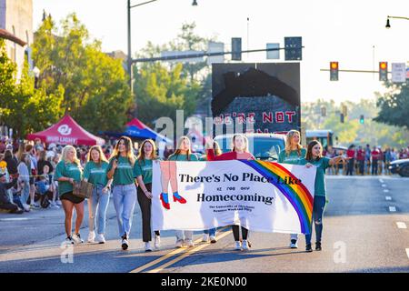 Oklahoma, Okt 15 2022 - Student Walking in Homecoming Parade Stockfoto
