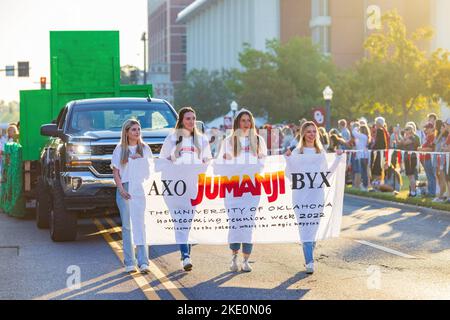 Oklahoma, Okt 15 2022 - Student Walking in Homecoming Parade Stockfoto