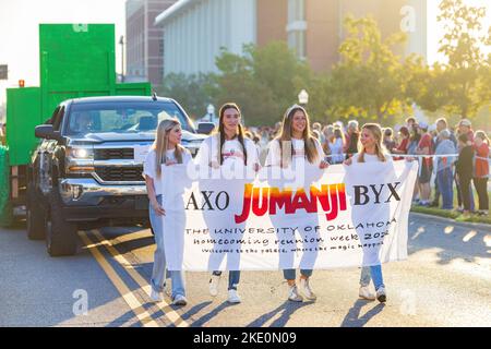 Oklahoma, Okt 15 2022 - Student Walking in Homecoming Parade Stockfoto