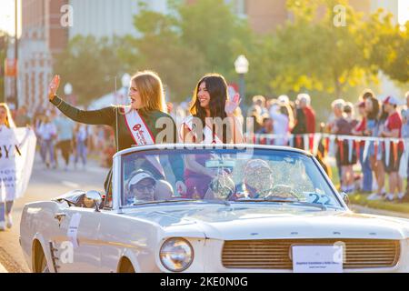 Oklahoma, OCT 15 2022 - Royalty Student in Homecoming Parade Stockfoto