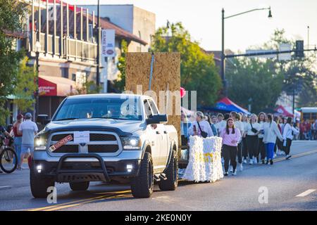 Oklahoma, Okt 15 2022 - Student Walking in Homecoming Parade Stockfoto
