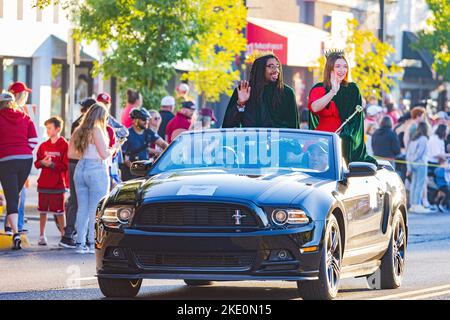 Oklahoma, Okt 15 2022 - Student Walking in Homecoming Parade Stockfoto