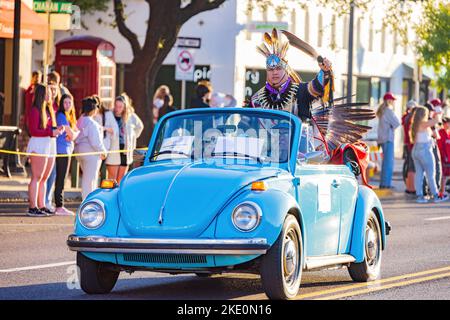 Oklahoma, Okt 15 2022 - Student Walking in Homecoming Parade Stockfoto