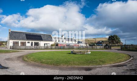 Das Bild zeigt das Dorf Nigg in der Nähe der Offshore-Reparaturwerft für Marinetechnik am Nigg Terminal bei Nigg auf der Nigg-Halbinsel in Caithness Stockfoto