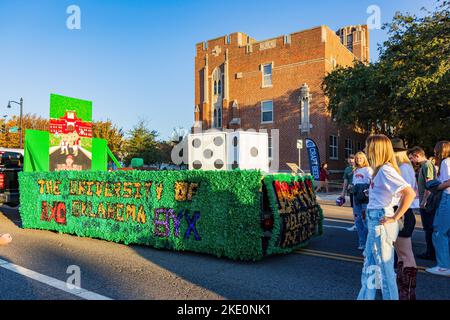 Oklahoma, Okt 15 2022 - Student Walking in Homecoming Parade Stockfoto
