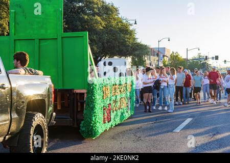 Oklahoma, Okt 15 2022 - Student Walking in Homecoming Parade Stockfoto