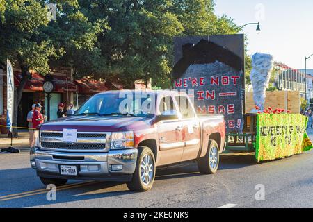 Oklahoma, Okt 15 2022 - Student Walking in Homecoming Parade Stockfoto