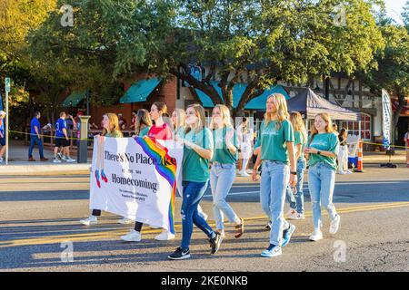 Oklahoma, Okt 15 2022 - Student Walking in Homecoming Parade Stockfoto