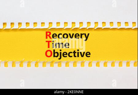 Symbol für RTO-Wiederherstellungszeit. Konzeptworte RTO Recovery Time Objective auf gelbem Papier auf einem schönen weißen Hintergrund. Business- und RTO-Rückbeweg Stockfoto