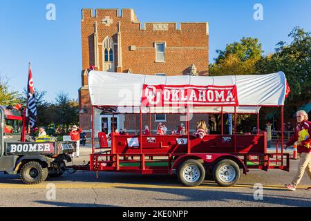 Oklahoma, Okt 15 2022 - Student Walking in Homecoming Parade Stockfoto