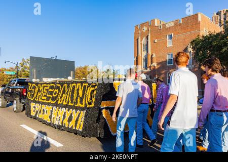 Oklahoma, Okt 15 2022 - Student Walking in Homecoming Parade Stockfoto