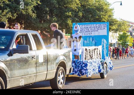 Oklahoma, Okt 15 2022 - Student Walking in Homecoming Parade Stockfoto