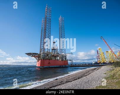 Das Bild zeigt die Gasexplorationsanlage im Reparaturhof am Nigg Terminal bei Nigg auf der Nigg-Halbinsel in Caithness Stockfoto