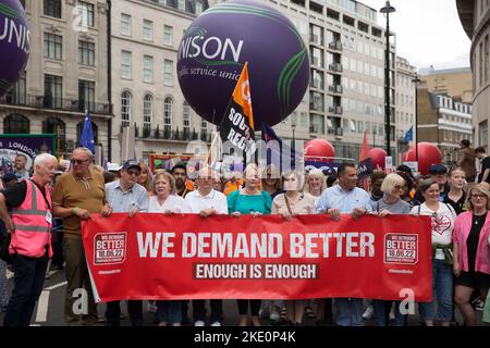 Die Teilnehmer versammeln sich und marschieren während der vom TUC ausgerufenen ‘We Demand Better’-Demonstration inmitten der steigenden Lebenshaltungskosten in London. Stockfoto