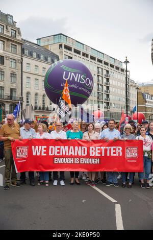 Die Teilnehmer versammeln sich und marschieren während der vom TUC ausgerufenen ‘We Demand Better’-Demonstration inmitten der steigenden Lebenshaltungskosten in London. Stockfoto