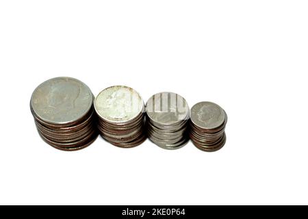 Stapel alter amerikanischer Münzen von einem halben Dollar John F. Kennedy fünfzig 50 Cent, George Washington Viertel 25 fünfundzwanzig Cent, Franklin D. Roosevelt d Stockfoto