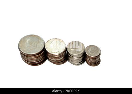 Stapel alter amerikanischer Münzen von einem halben Dollar John F. Kennedy fünfzig 50 Cent, George Washington Viertel 25 fünfundzwanzig Cent, Franklin D. Roosevelt d Stockfoto