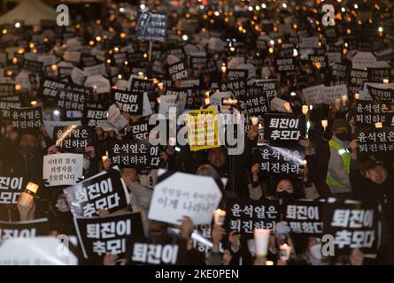 Seoul, Südkorea. 5.. November 2022. Südkoreanische Bürger halten während des Halloween-Festivals in Seoul, Südkorea, am 5. November 2022 eine Candlelight-Hommage an die Opfer der Katastrophe von Itaewon. (Foto von Lee Young-ho/Sipa USA) Quelle: SIPA USA/Alamy Live News Stockfoto