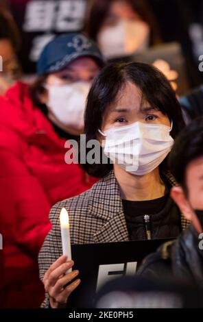 Seoul, Südkorea. 5.. November 2022. Südkoreanische Bürger halten während des Halloween-Festivals in Seoul, Südkorea, am 5. November 2022 eine Candlelight-Hommage an die Opfer der Katastrophe von Itaewon. (Foto von Lee Young-ho/Sipa USA) Quelle: SIPA USA/Alamy Live News Stockfoto