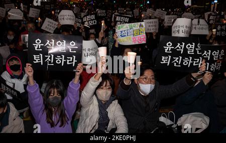 Seoul, Südkorea. 5.. November 2022. Südkoreanische Bürger halten während des Halloween-Festivals in Seoul, Südkorea, am 5. November 2022 eine Candlelight-Hommage an die Opfer der Katastrophe von Itaewon. (Foto von Lee Young-ho/Sipa USA) Quelle: SIPA USA/Alamy Live News Stockfoto