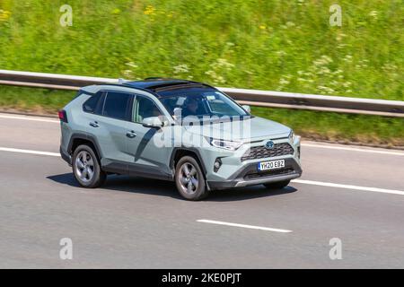 2020 grauer Toyota Rav4 HEV 4x32 CVT Hybrid-Elektro-SUV; Fahrt auf der Autobahn M6, Großbritannien Stockfoto