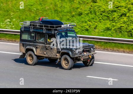 2001 Land Rover Schlamm spritzte 4x4 Offroad, schmutziges SUV auf der Autobahn M6, Großbritannien Stockfoto