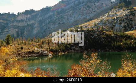 Silver Lake: Ein natürlicher Wasserkörper, der im Hochland zwischen dem American Fork Canyon und den prominenten Peaks versteckt ist Stockfoto