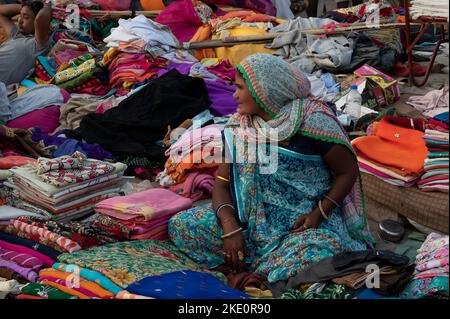 Jodhpur, Rajasthan, Indien - 20.10.2019 : Rajasthani Frauenkleidung wird am berühmten Sardar Markt und Ghanta ghar Uhrenturm am Abend verkauft. Stockfoto