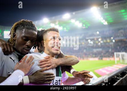 Jubel Patrick HERRMANN (MG) nach seinem Tor auf 3:1, l. Kouadio KONE (MG) Fußball 1. Bundesliga, Spieltag 13., Borussia Mönchengladbach (MG) - VfB Stuttgart (S) 3: 1, am 4.. November 2022 in Borussia Mönchengladbach/Deutschland. #Die DFL-Vorschriften verbieten die Verwendung von Fotos als Bildsequenzen und/oder quasi-Video # Stockfoto